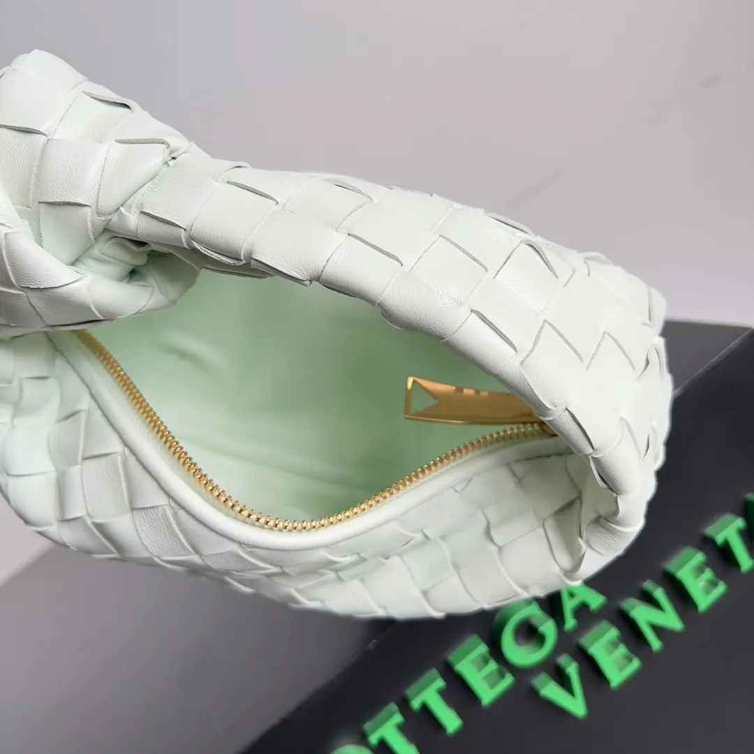 Batch 1120 Bottega veneta͙.——The latest braided and knotted hobo🔥 The top-grade lambskin leather is very soft, the bag shape is unique, practical and durable. It retains the traditional weaving elements while being a bit more flamboyant ~ Made of hand-woven sheepskin, zipper opening and closing, curved seamless structure, effortless to match. Highly recommended⚠️⚠️⚠️ The highest-end in the market🌈 Welcome to compare [Factory equipped with full package] size: 23x15x5cm.   Model: 651876